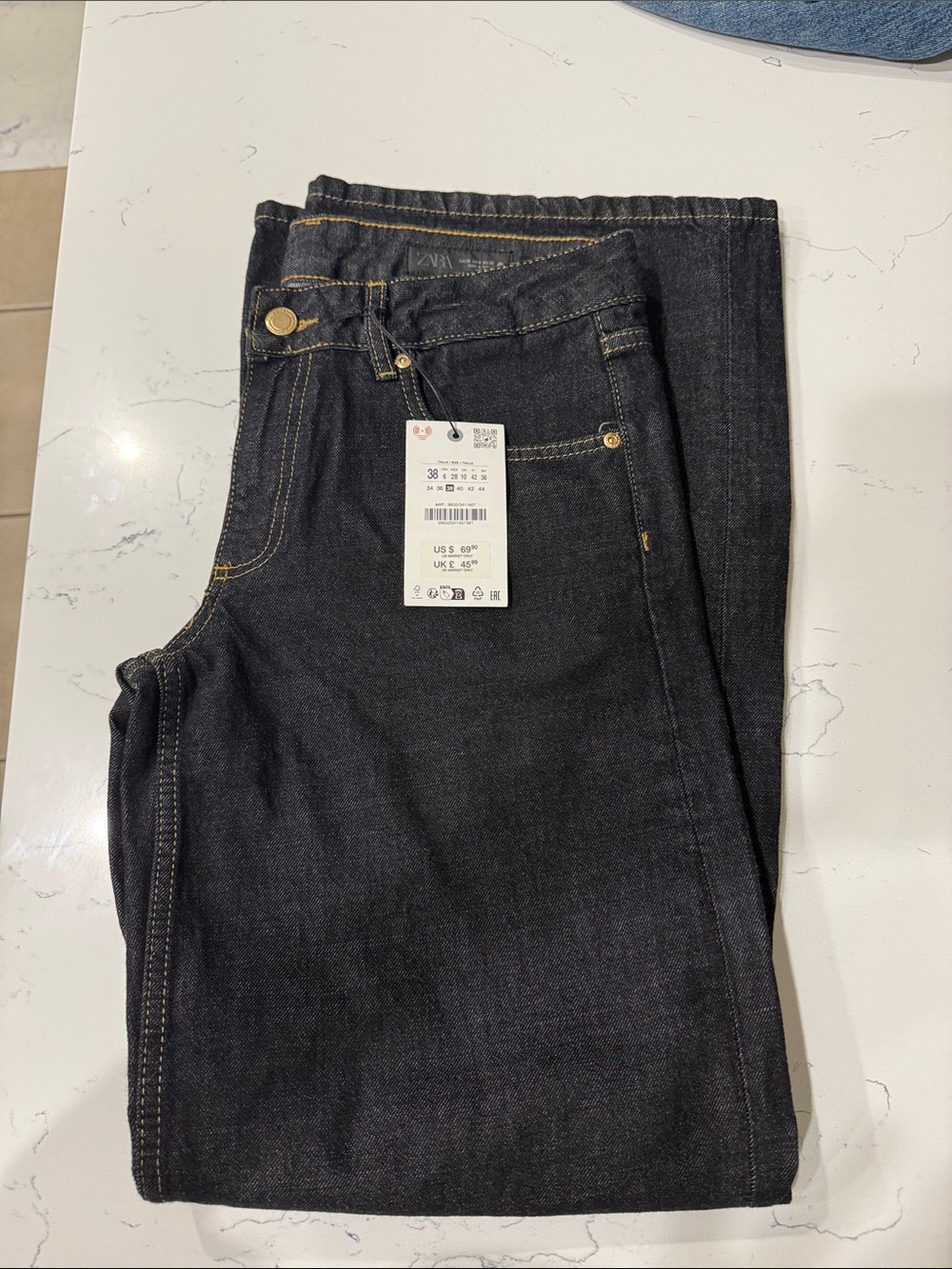 Zara Women’s Black Straight-Leg Jeans with Gold Stitching